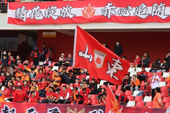 主場(chǎng)上萬(wàn)名球迷的吶喊助威，給山東體彩女足征戰(zhàn)女超增添了能量與動(dòng)力